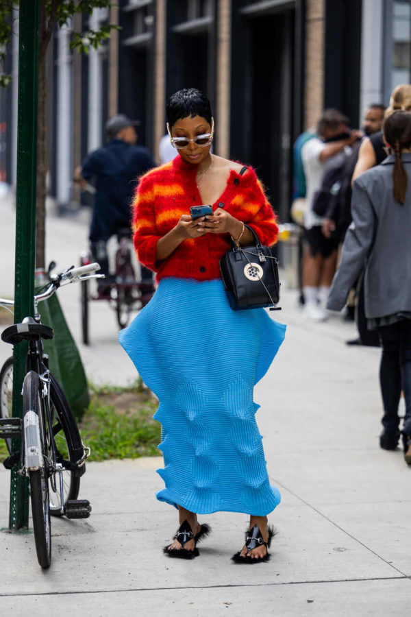 Na imagem com cor, uma mulher com roupas diferentes posando para foto - Metrópoles