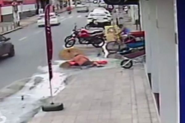 Fotografia colorida de imagens de câmera de segurança mostram idosa caindo em esgoto a céu aberto na Paraíba