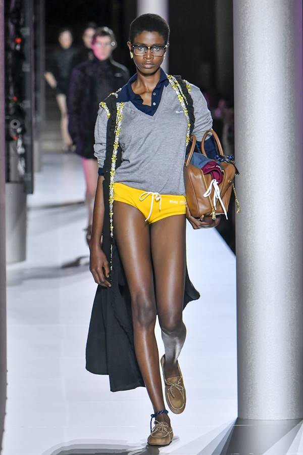 Na passarela de moda, modelo usa calcinha amarela e camisa listrada com gola polo azul - Metrópoles