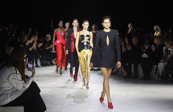 Na imagem com cor, modelos desfilam na passarela durante a Semana de Moda de Paris - Metrópoles 