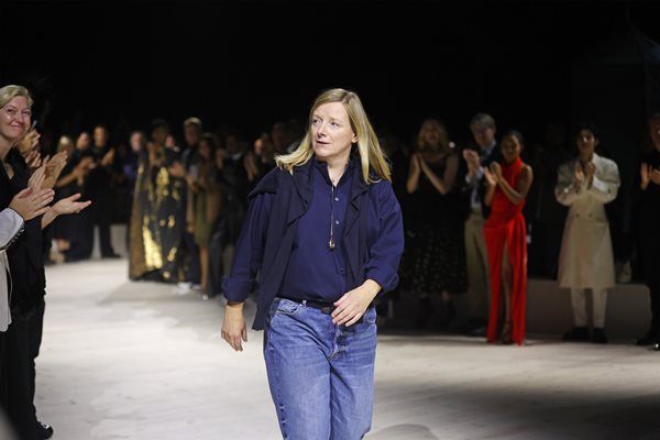 Na imagem com cor, a estilista Sarah Burton no último desfile como diretora criativa da Alexander McQueen - Metrópoles 
