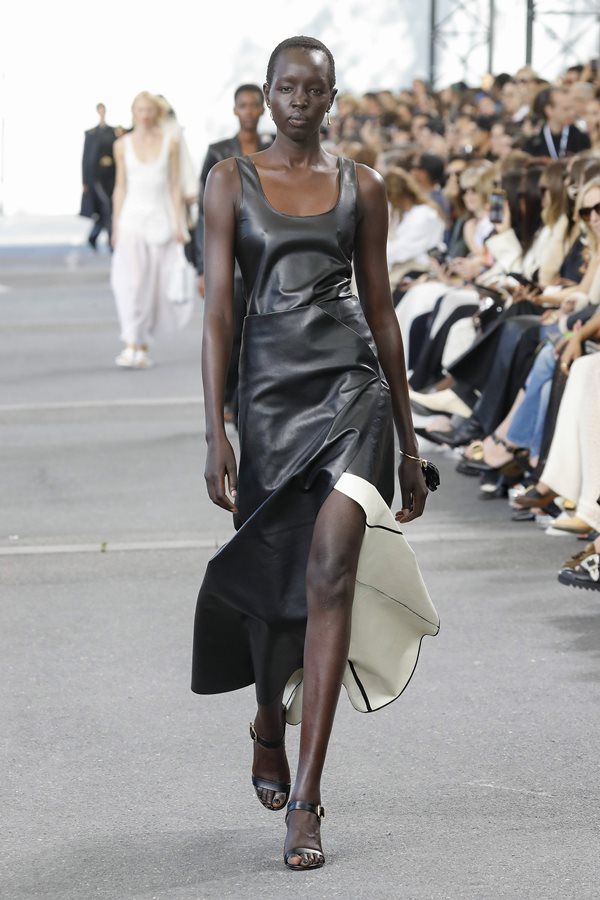 Na imagem com cor, modelos desfilam durante a Semana de Moda de Paris - Metrópoles 