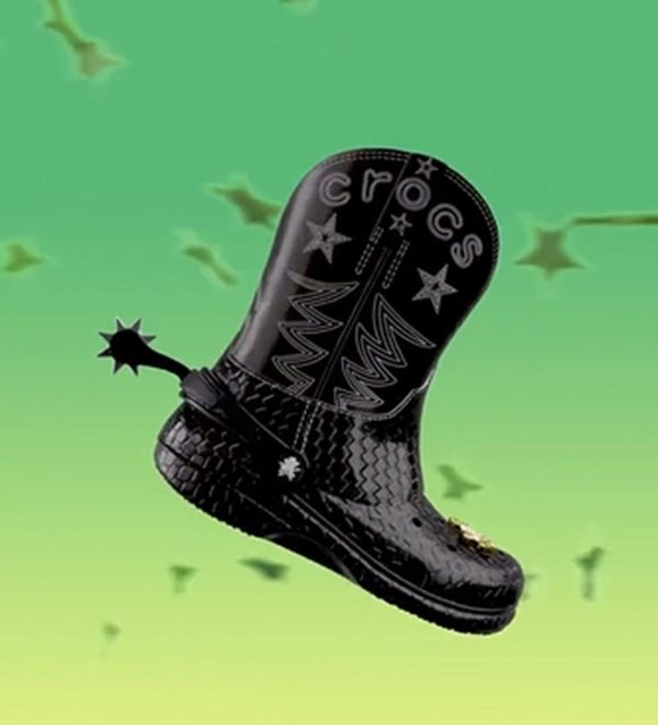 Na imagem com cor, a versão das botas western da Crocs - Metrópoles