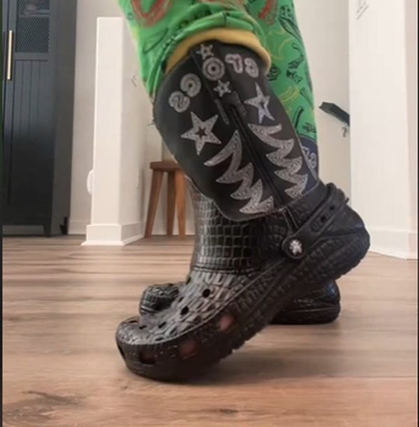 Na imagem com cor, a versão das botas western da Crocs - Metrópoles