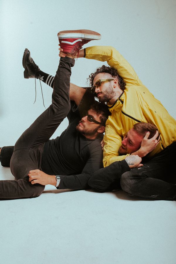 Na imagem com cor, três homens brancos são fotografados em clima descontraído - Metrópoles