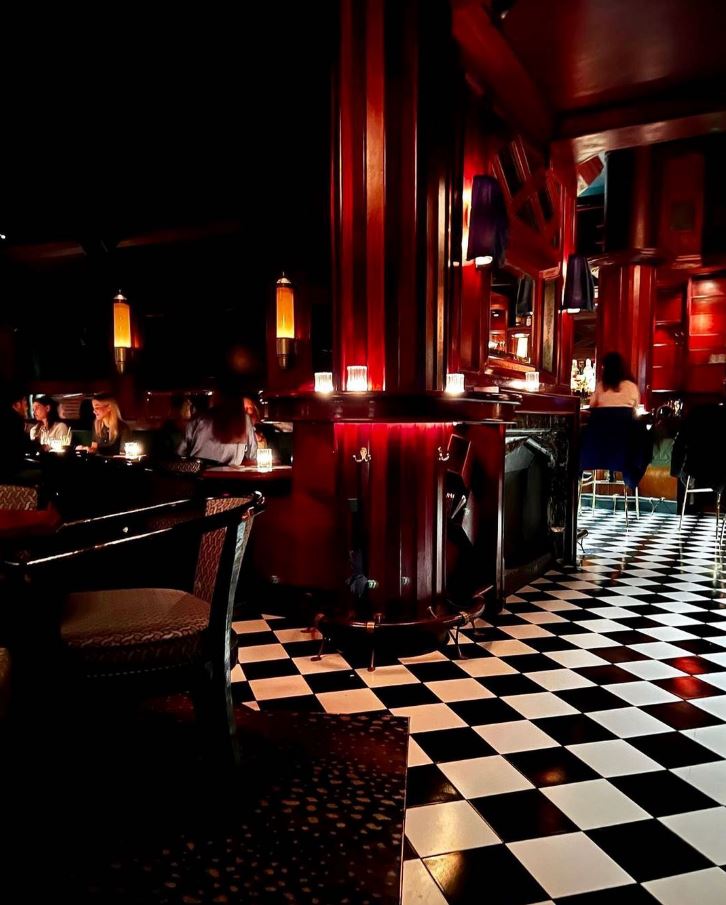 Temple Bar em Nova York. Ambiente escuro e romântico - Metrópoles 