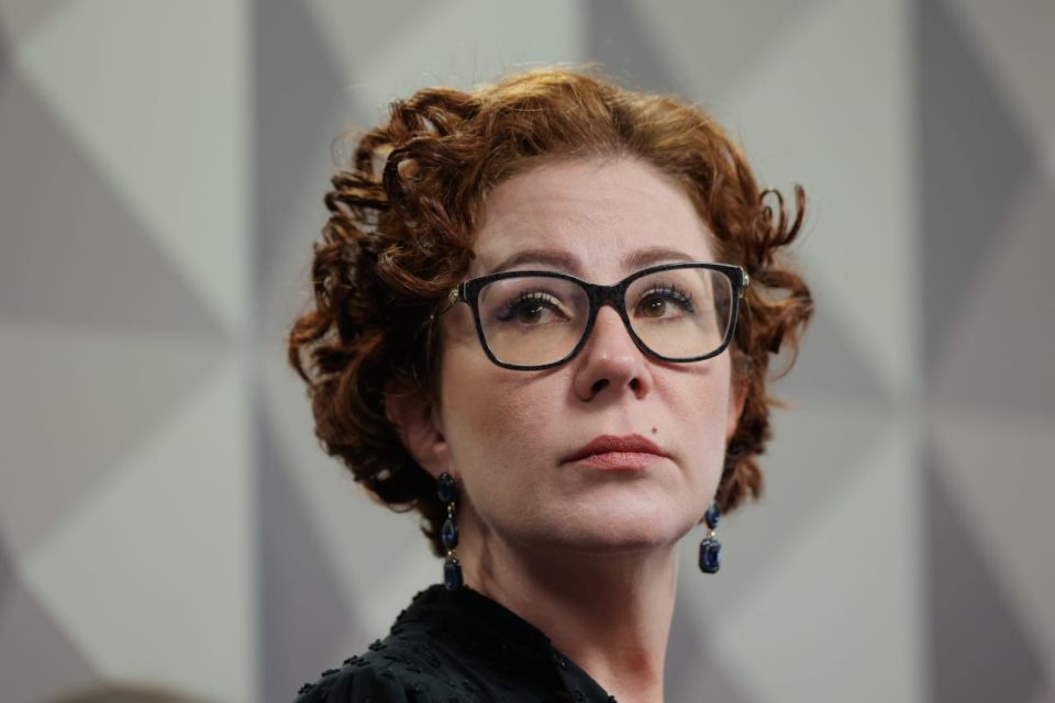Bolsonaristas Zambelli Malafaia Foto colorida da deputada federal Carla Zambelli (PL-SP), de óculos e roupa preta