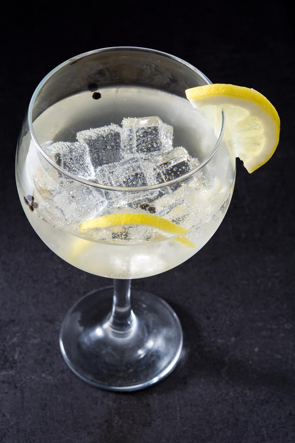 Foto colorida de um drink com limão - Metrópoles