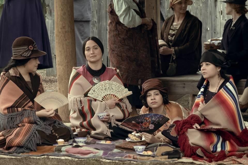 Mulheres indígenas sentadas com roupas típicas em filme que disputa o Oscar - Metrópoles