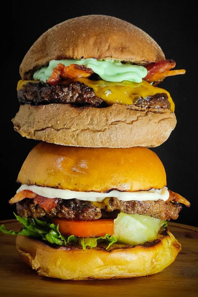 Foto colorida de dois hambúrgueres - Metrópoles