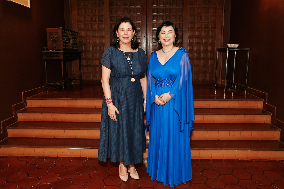 A Embaixadora da Espanha María del Mar Fernández-Palacios e Regina Hirose