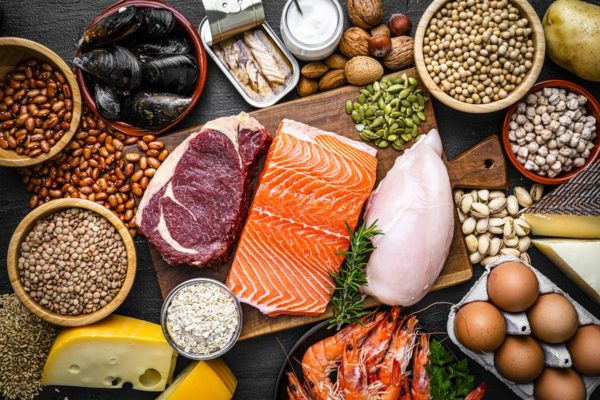 Imagem colorida mostra vários alimentos ricos em proteína, por exemplo, peie, frango, ovosl lentilhas - Metrópoles