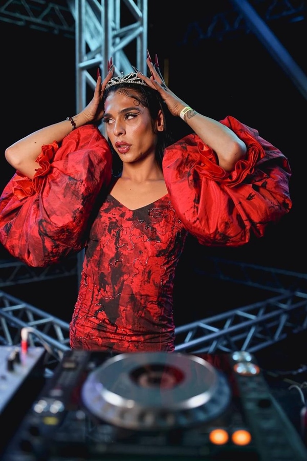 Mulher DJ usa roupa com mangas bufantes e coroa - Metrópoles