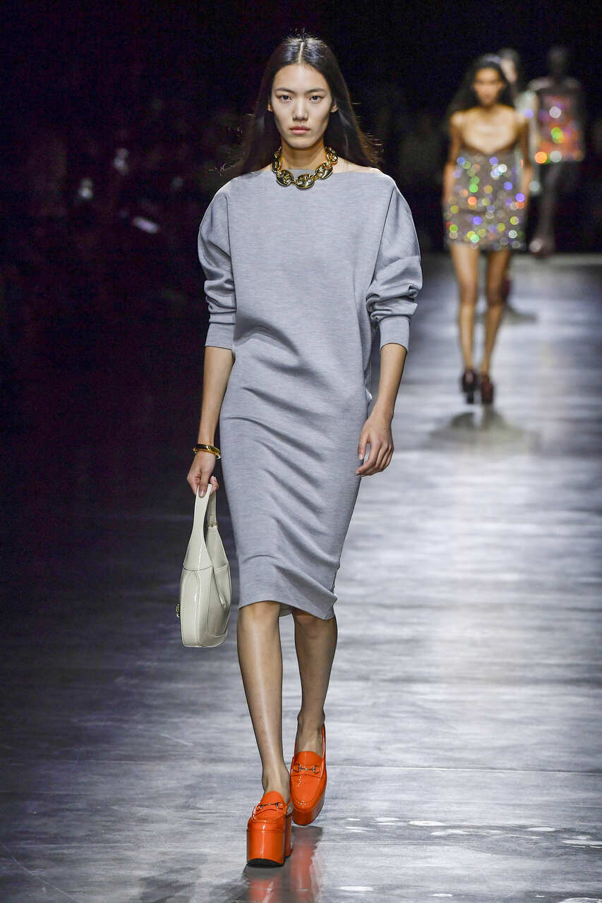 Na imagem com cor, uma modelo usando um vestido moletom cinza no desfile da Gucci - Metrópoles