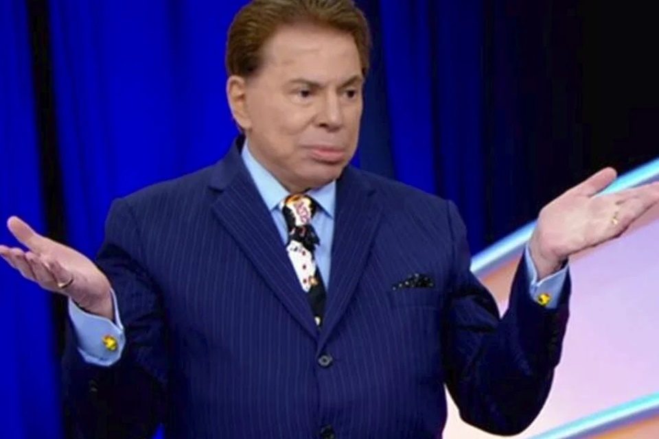 Silvio Santos aparece com cara de dúvida no palco de seu programa no SBT - Metrópoles