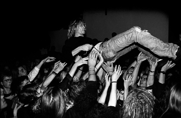 Kurt Cobain é carregado por fãs - Metrópoles