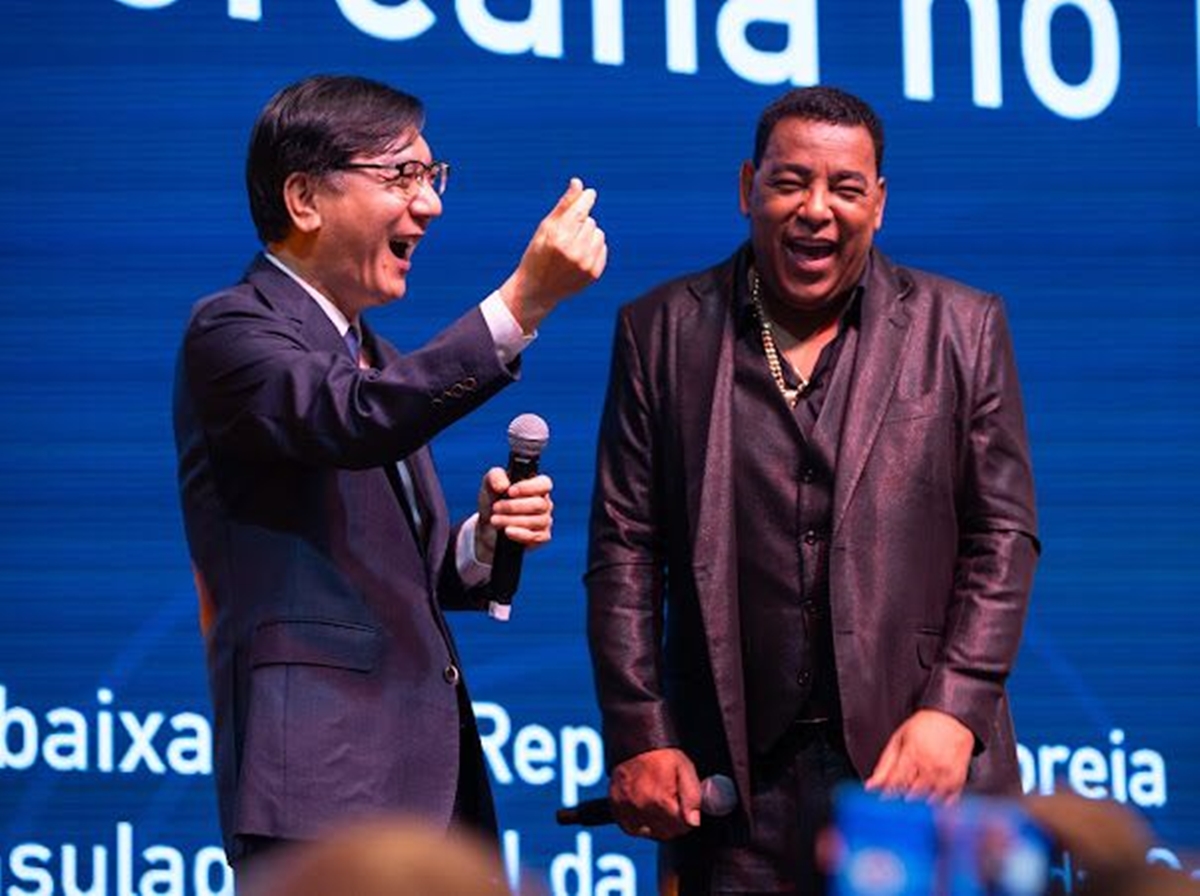 Embaixador da Coreia do Sul e Luiz Carlos, do Raça Negra - Metrópoles