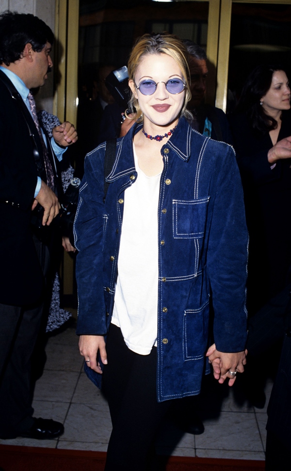 Drew Barrymore com jaqueta jeans - MEtrópoles