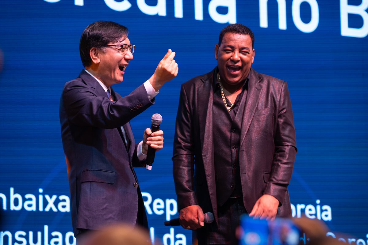 O embaixador da Coreia do Sul cantou sucessos do Raça Negra, ao lado do vocalista Luiz Carlos