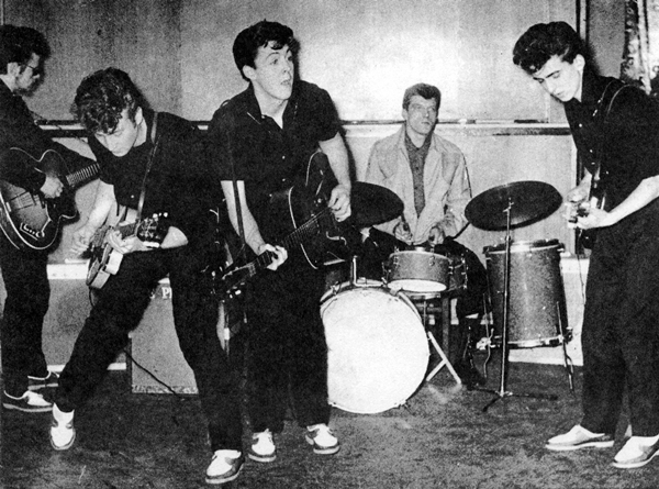 Banda The Silver Beatles em 1960, preto e branco - Metrópoles