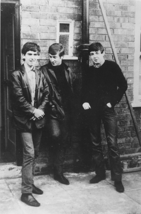 George Harrison, John Lennon e Paul McCartney em 1960, preto e branco