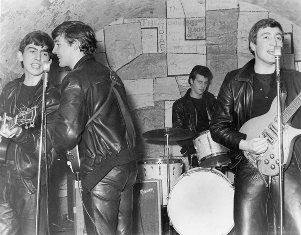 The Beatles em 1961, cavern club, preto e branco - Metrópoles