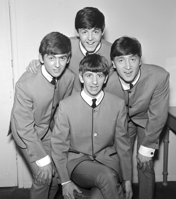 John, Paul, George e Ringo vestem terno sem gola de Pierre Cardin The Beatles, preto e branco - Metrópoles