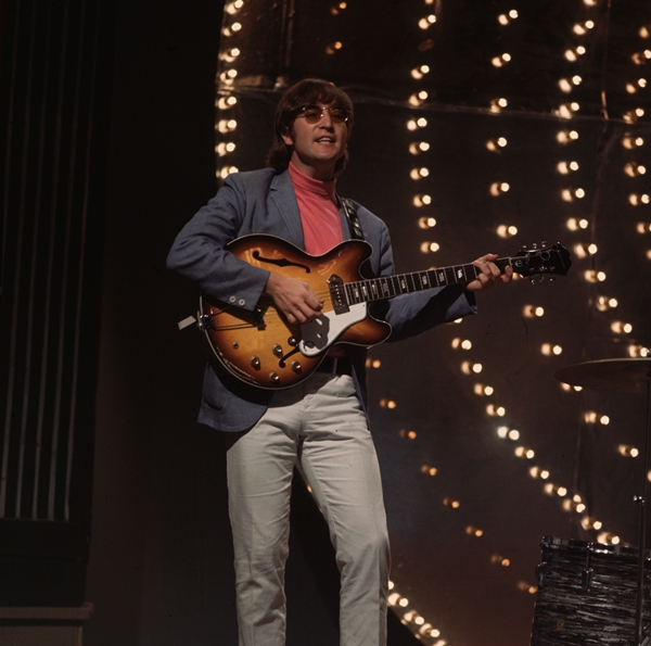 John Lennon tocando guitarra em cores - Metrópoles