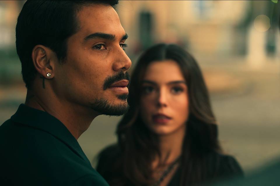 Foto colorida de Caio e Bárbara — Micael Borges e Giovanna Lancellotti — no filme O Lado Bom de Ser Traída, da Netflix - Metrópoles
