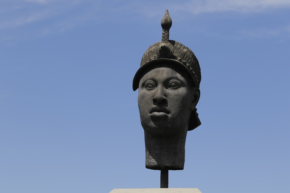 Imagem colorida do rosto do monumento do Zumbi dos Palmares - Metrópoles