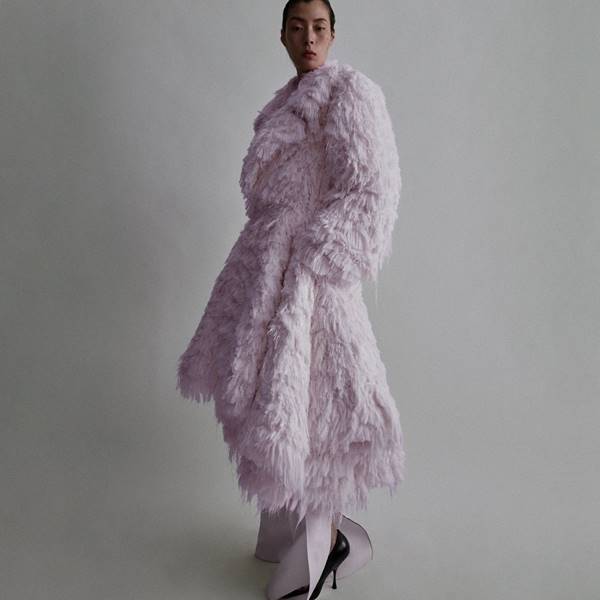 Na coleção de estreia da marca própria de Phoebe Philo, modelo usa look lilás com volume e plumas - Metrópoles
