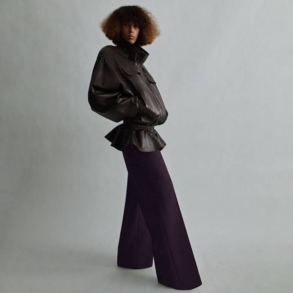 Na coleção de estreia da marca própria de Phoebe Philo, modelo usa jaqueta preta e calça roxa - Metrópoles