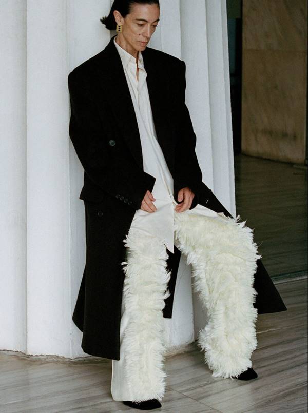 Na coleção de estreia da marca própria de Phoebe Philo, modelo usa calça branca com blumas e sobretudo preto - Metrópoles