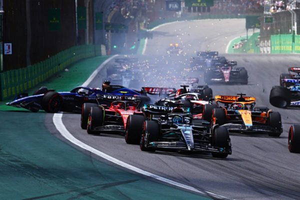 Imagem colorida de carros de pilotos da Fórmula 1 em acidente durante largada no GP do BRasil - Metrópoles