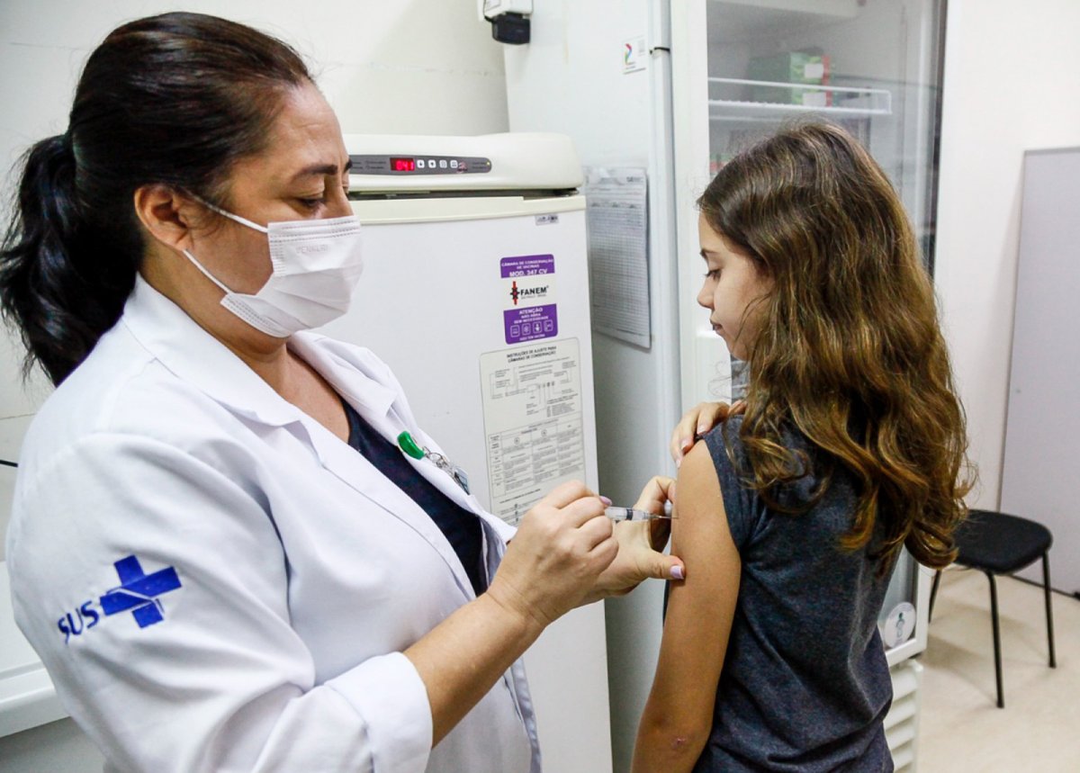 Foto colorida de vacinação de criança na cidade de São Paulo - Metrópoles
