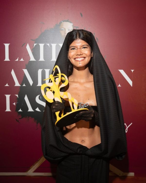 Na imagem com cor, a ganhadora do Latin American Fashion Awards - Metrópoles