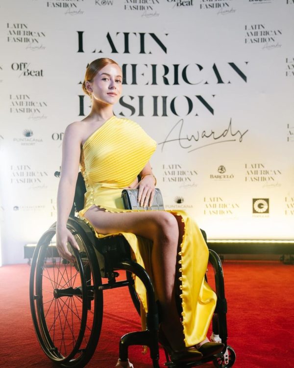 Na imagem com cor, uma pessoa pcd no Latin American Fashion Awards - Metrópoles