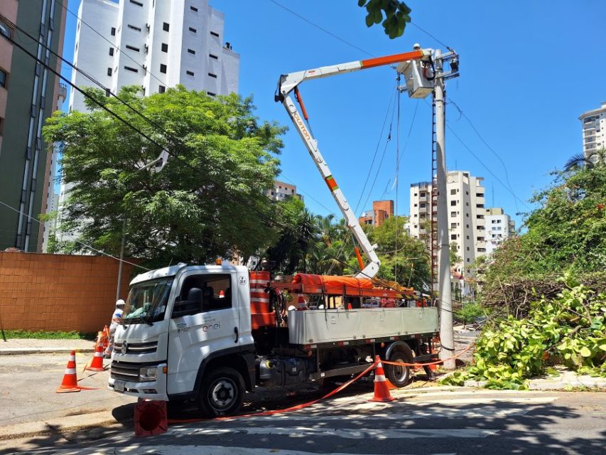 Imagem mostra caminhão de concessionária de energia elétrica - Metrópoles