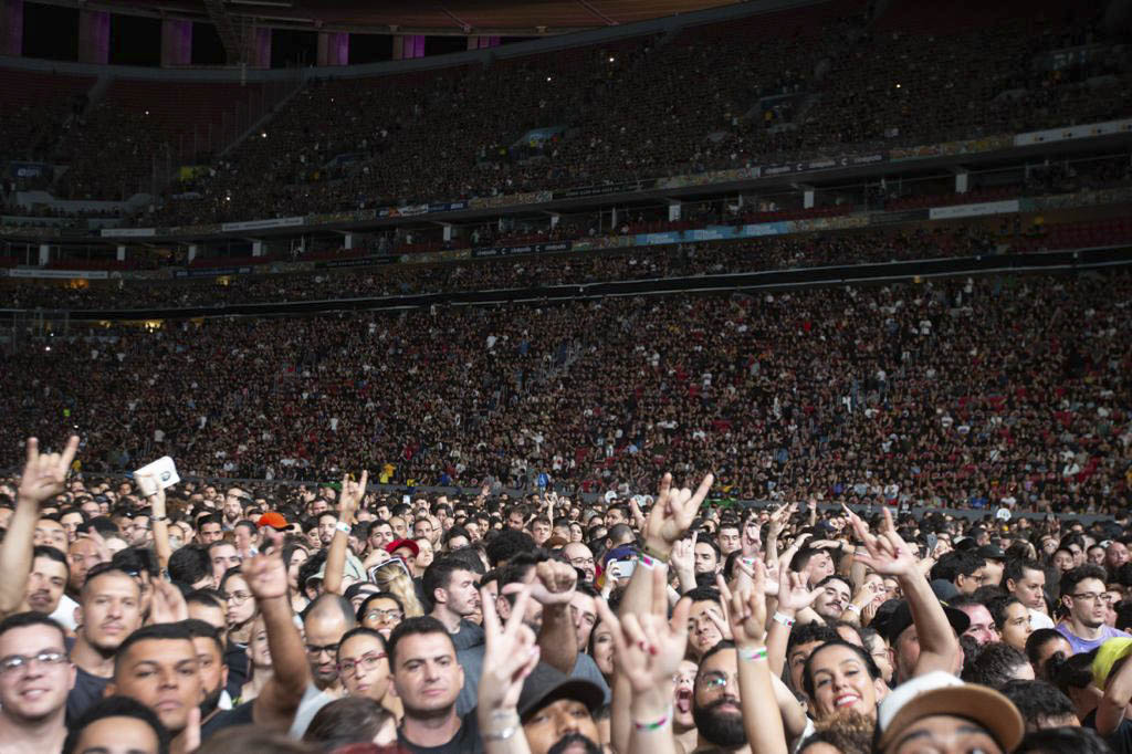 Imagem colorida do público durante show Red Hot Chili Peppers no Mané Garrincha em Brasília - Metrópoles