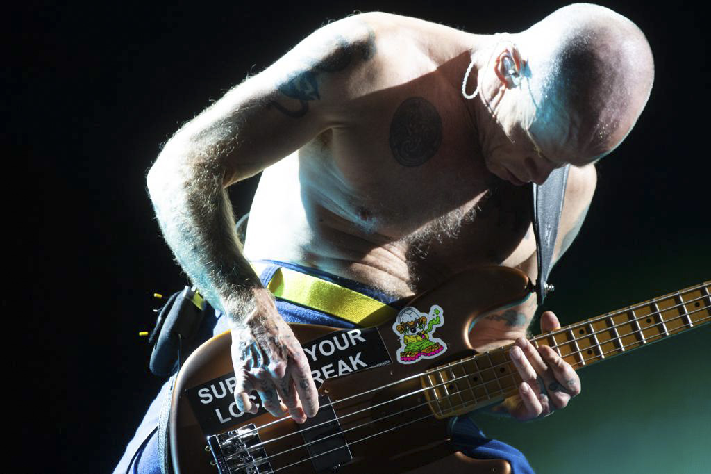 Imagem colorida do baixista do Red Hot Chili Peppers no Mané Garrincha em Brasília - Metrópoles