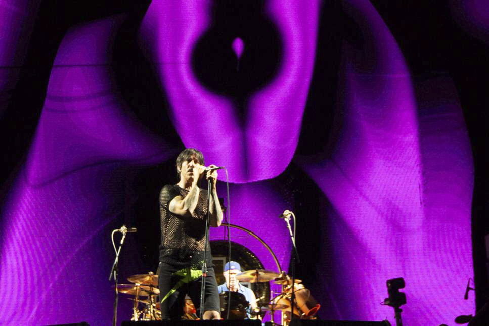 Imagem colorida do vocalista do Red Hot Chili Peppers no Mané Garrincha em Brasília - Metrópoles