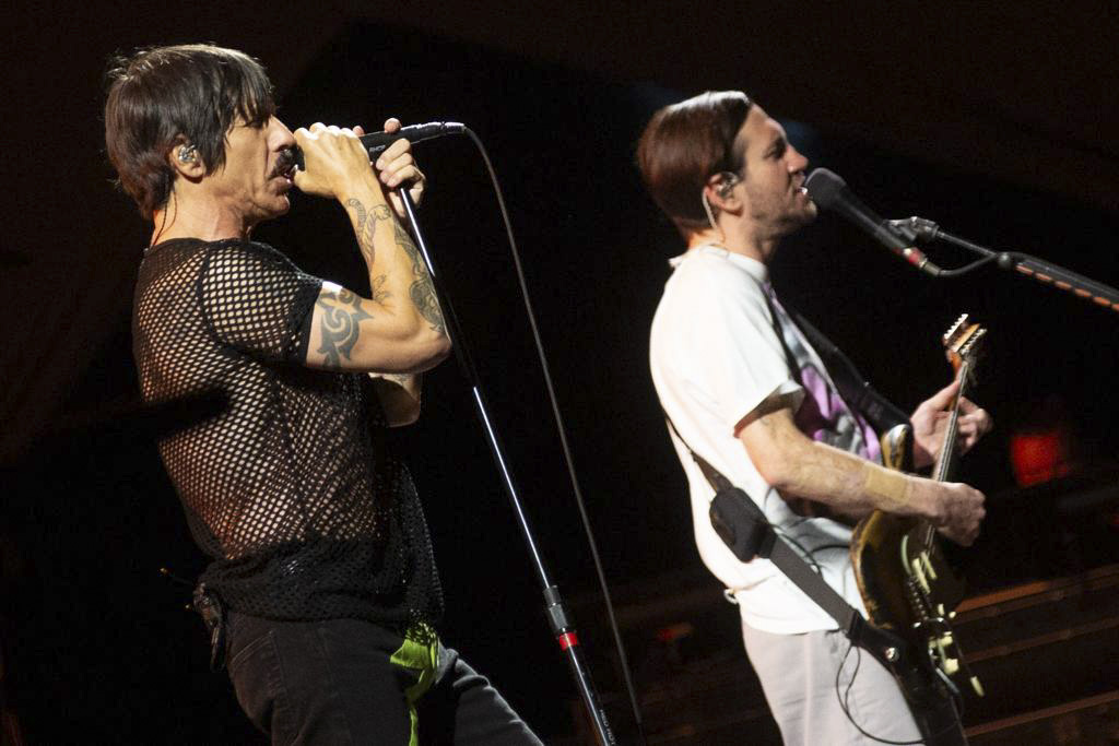 Imagem colorida do show Red Hot Chili Peppers no Mané Garrincha em Brasília - Metrópoles