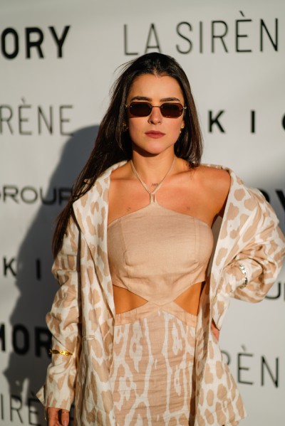 Fotografia colorida mostrando mulher em evento de moda-Metrópoles