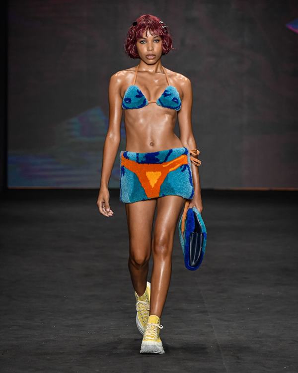 Na imagem com cor, modelo desfila para o São Paulo Fashion Week - Metrópoles