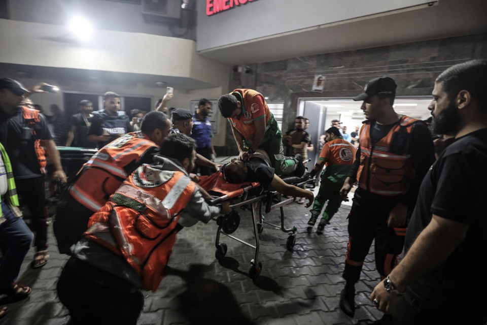 Imagem colorida mostra Cena no Hospital Al-Shifa, o maior de Gaza - Metrópoles