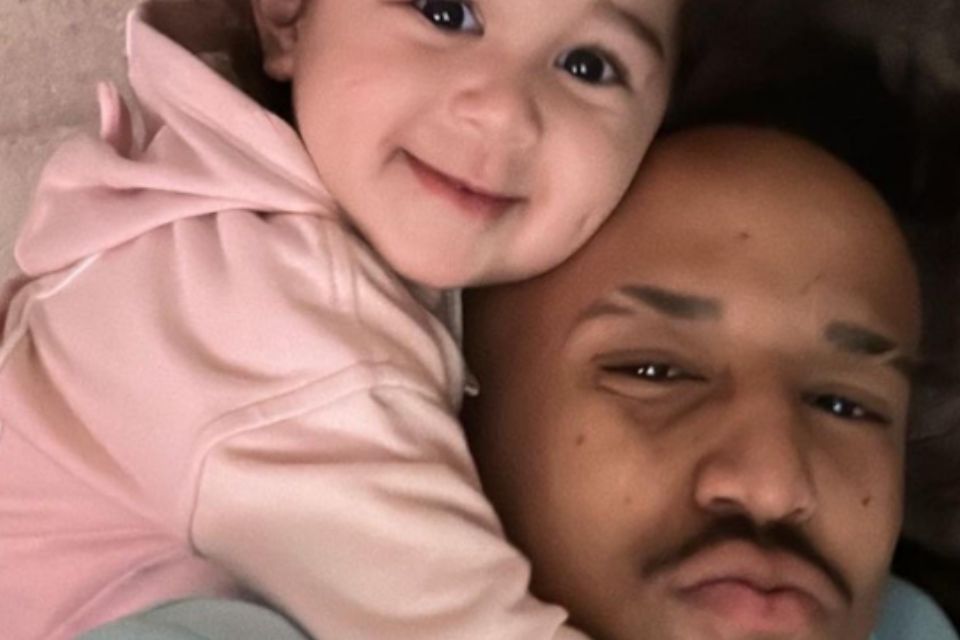 Foto colorida de Éder Militão com a filha Cecília - Metrópoles