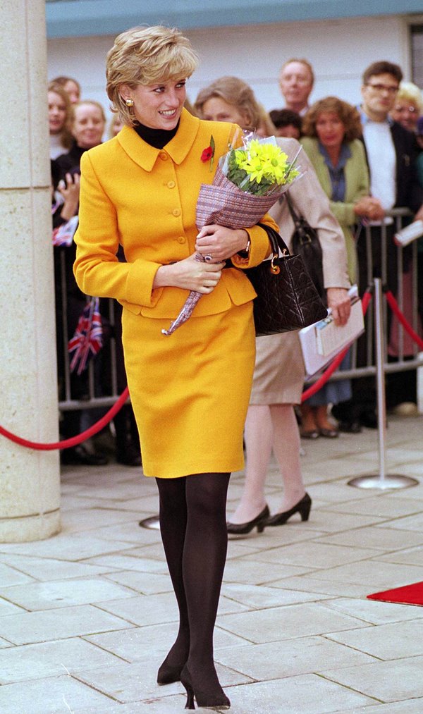 Na imagem com cor, a princesa Diana - Metrópoles