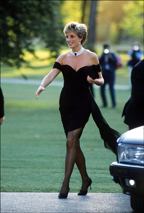 Na imagem com cor, a princesa Diana - Metrópoles
