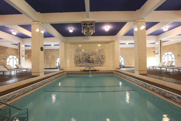 Fotografia colorida mostrando piscina interna de hotel-Metrópoles