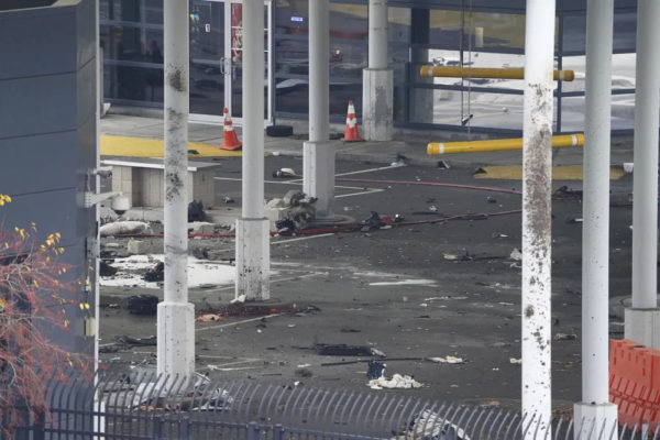Imagem mostra os destroços da explosão, na Ponte do Arco-Íris
